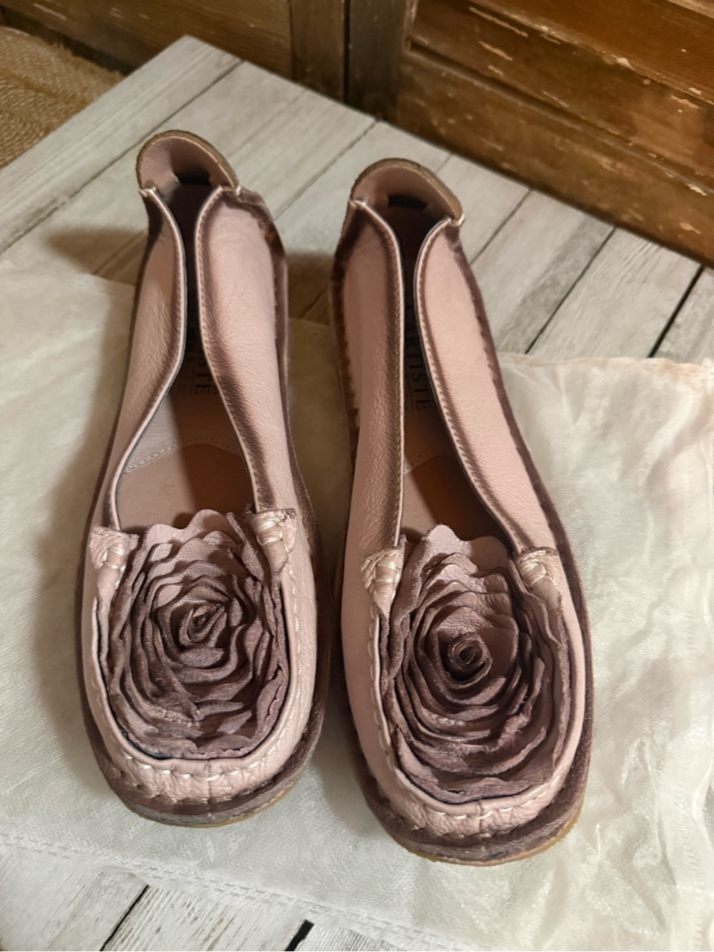 L’artiste Spring Step Women's Blush Pink Leather Floral Slip-On Loafers